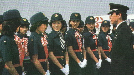 Chiaki (thứ hai từ trái quá) cùng các bạn trong lớp đào tạo tiếp viên hàng không của JAL và thầy giáo, người tình Hiroshi.